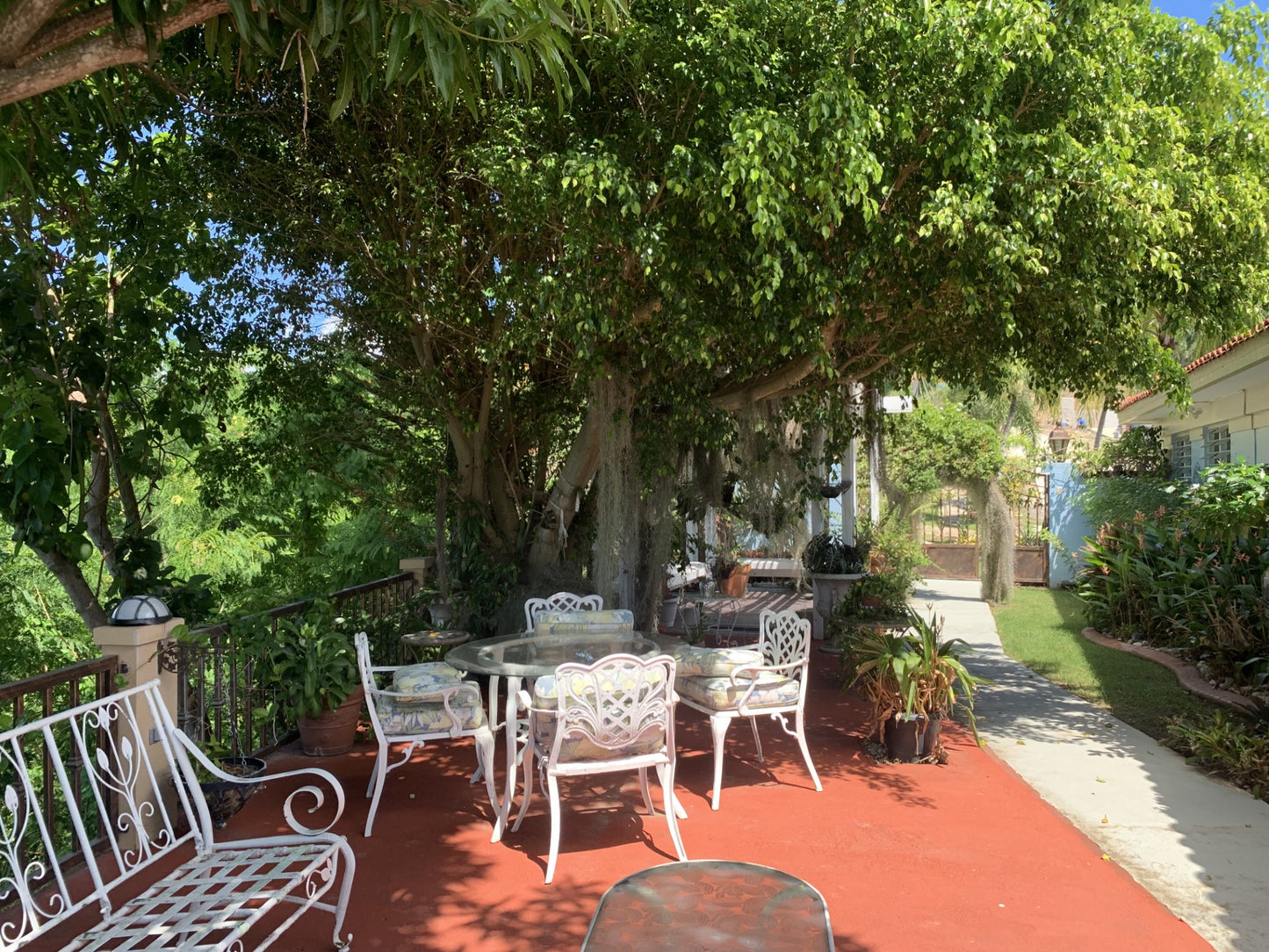 House with spectacular views!!