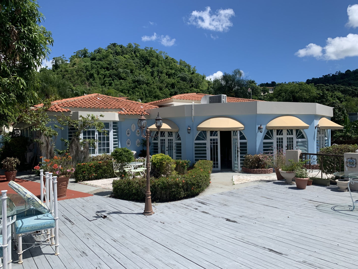 House with spectacular views!!