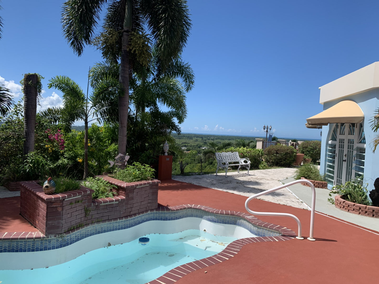 House with spectacular views!!