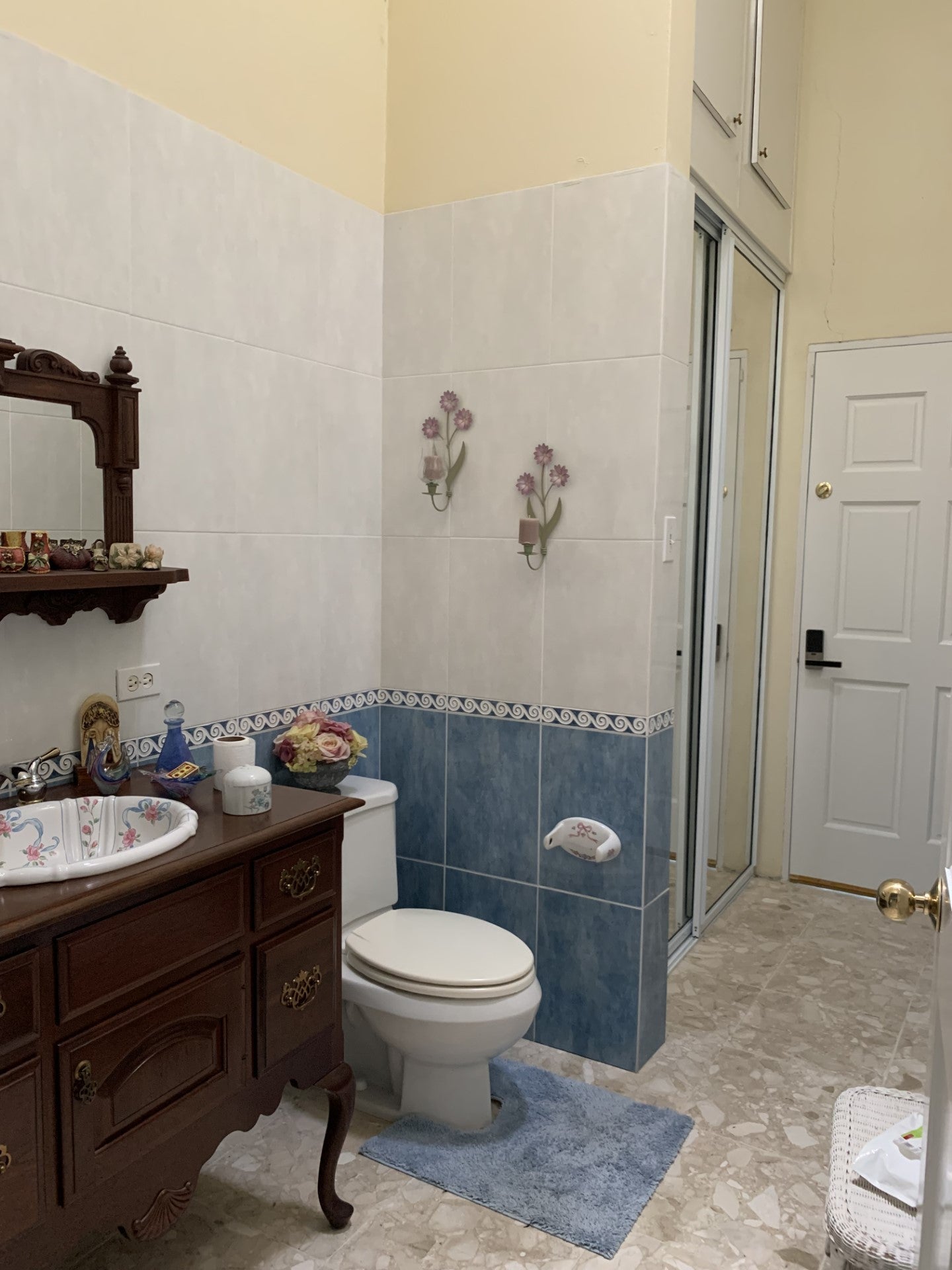 House with spectacular views!!