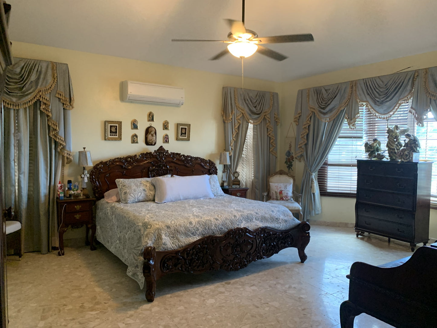 House with spectacular views!!