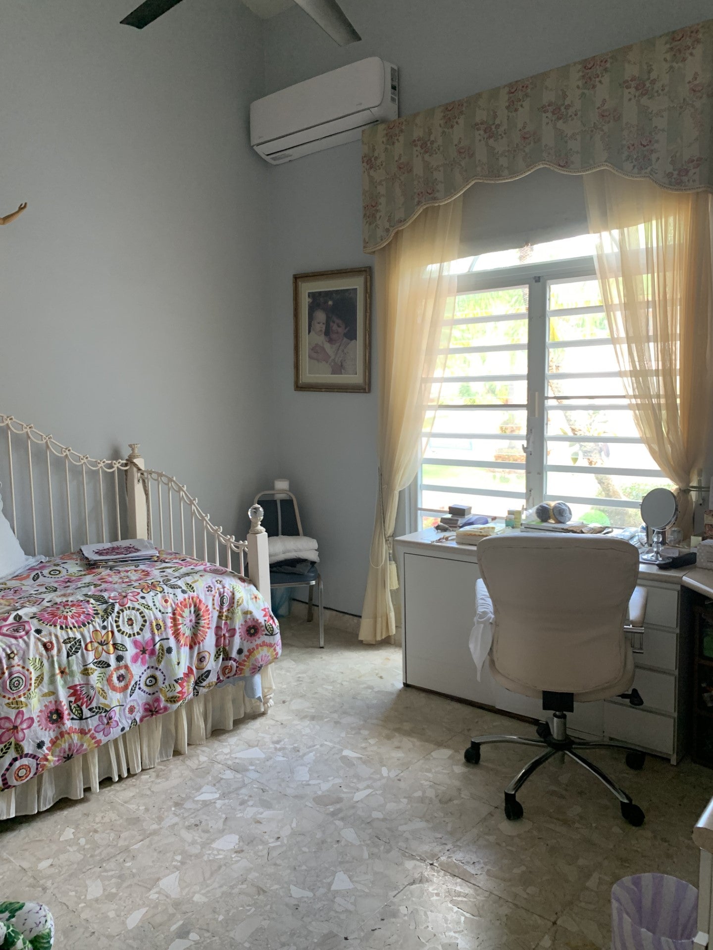 House with spectacular views!!