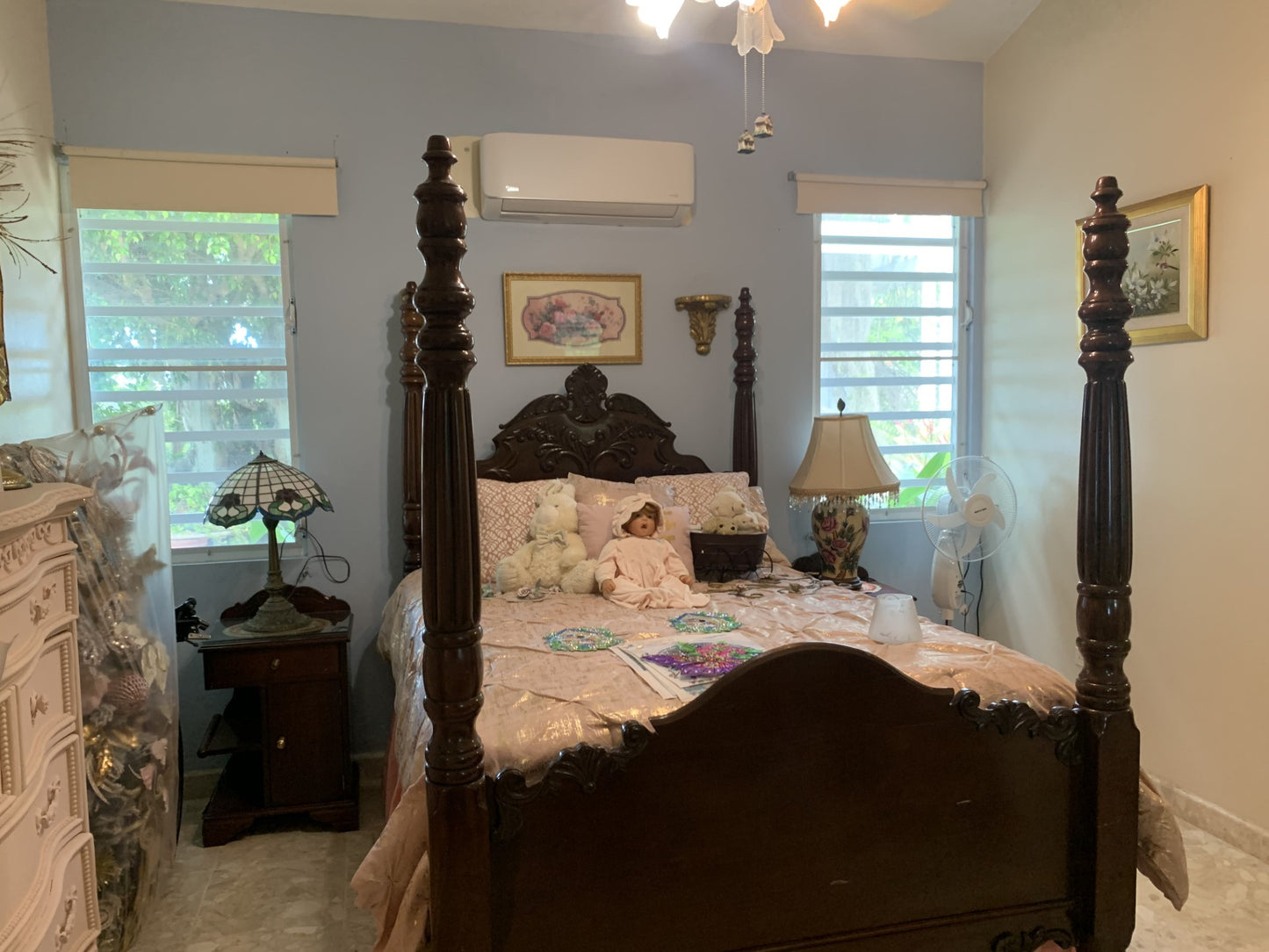 House with spectacular views!!