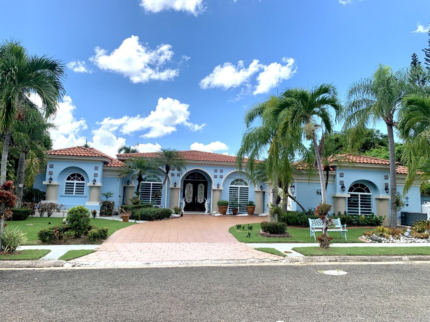 House with spectacular views!!