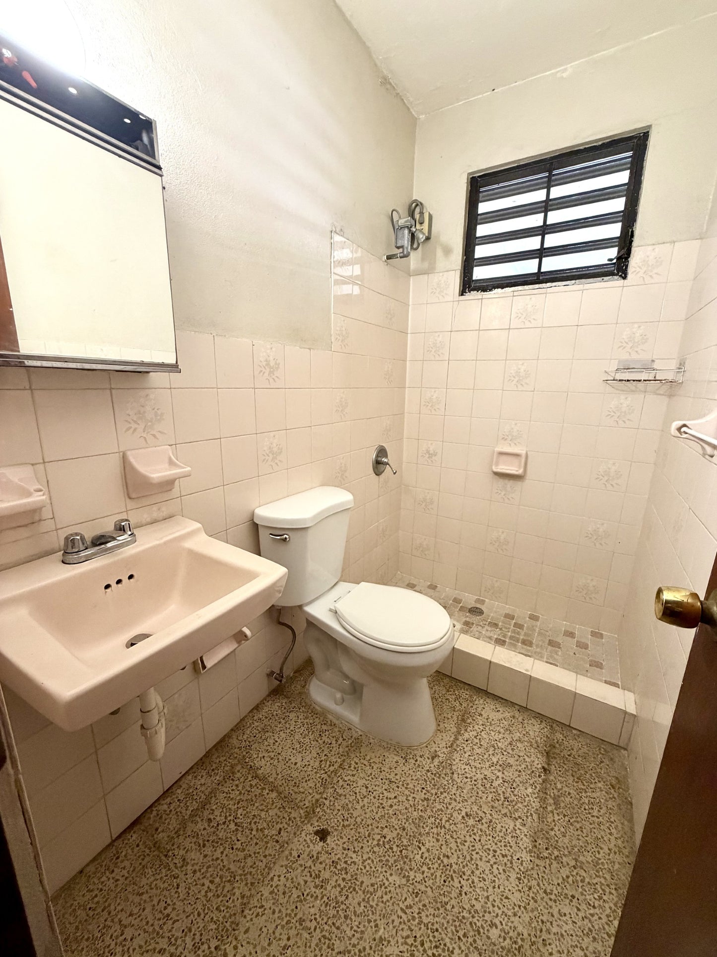 Prime Three Story Building Calle Basora #77