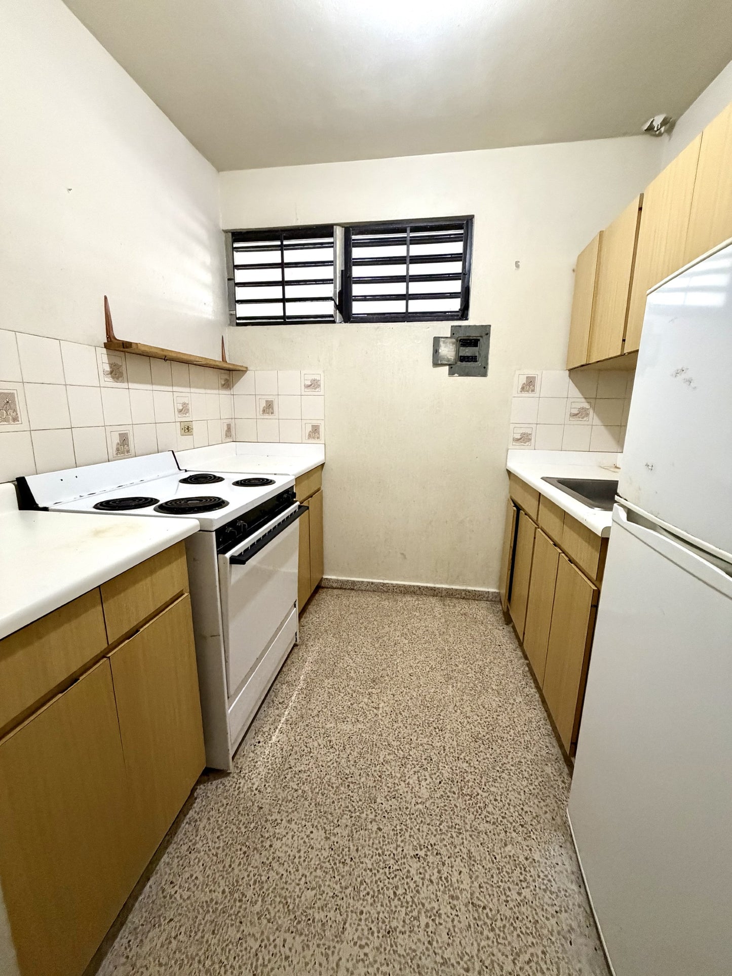 Prime Three Story Building Calle Basora #77